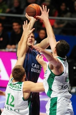 Teletovic mantiene viva la llama