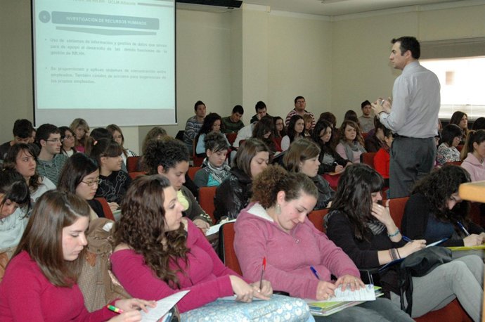 NOTICIAS   UCLM. Un Antiguo Alumno De La UCLM, Ponente En Una Clase Impartida Po