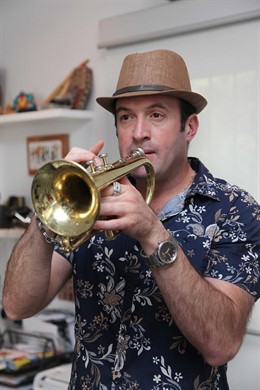 Posado del actor Alex o'Dogherty 