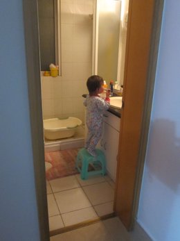 Niño lavándose los dientes