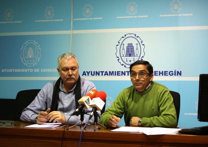 El alcalde José Soria (izquierda) y el concejal Nicolás del Toro hacen una valor