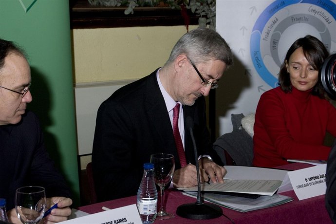 Innova.- Economía.- Ávila firma con 33 entidades crediticias un convenio para fa