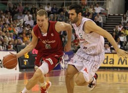 Korolev controla el balón frente a un rival