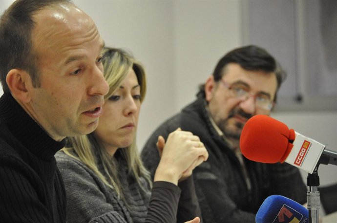 Carmelo Asensio, en primer plano, junto con Elena Gil y Julián Buey, de CC.OO.