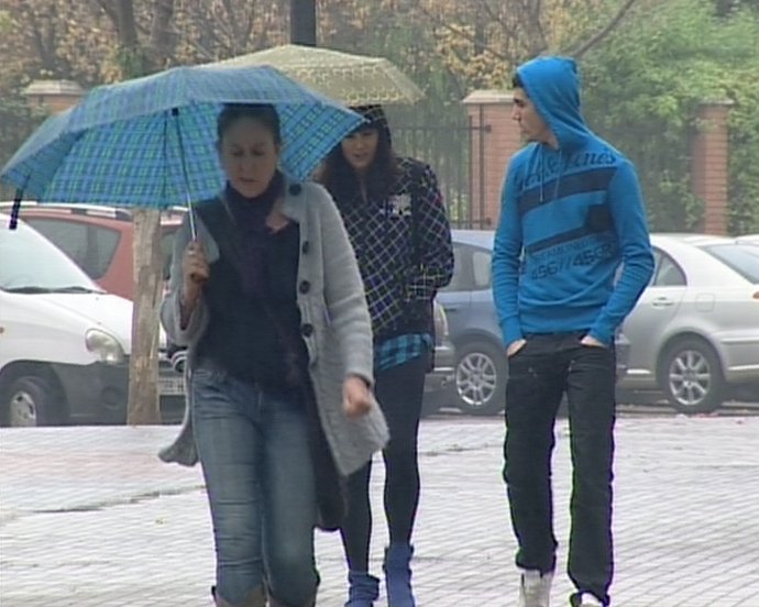 Valencia amanece con cielos nublados y lluvias débiles