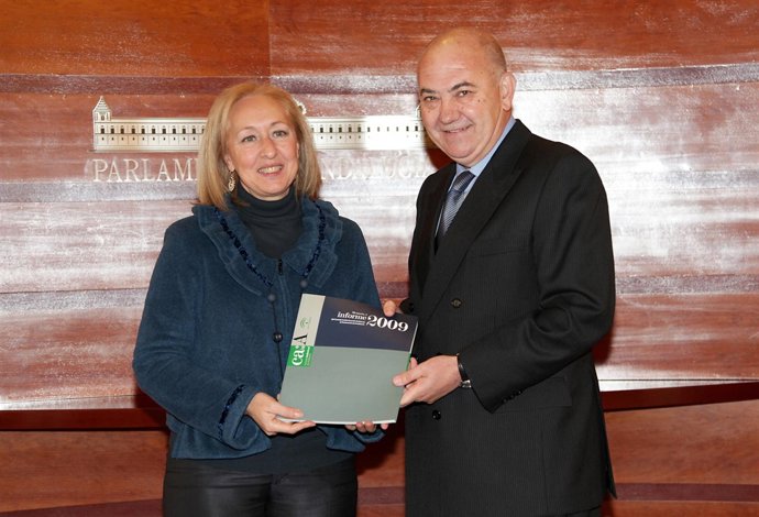 El consejero del CAA sustituto del presidente, Francisco Cervantes, entrega a la