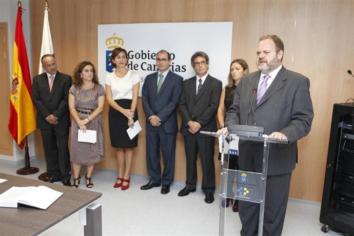 A la derecha, el consejero de Sanidad del Gobierno de Canarias, Fernando Bañolas