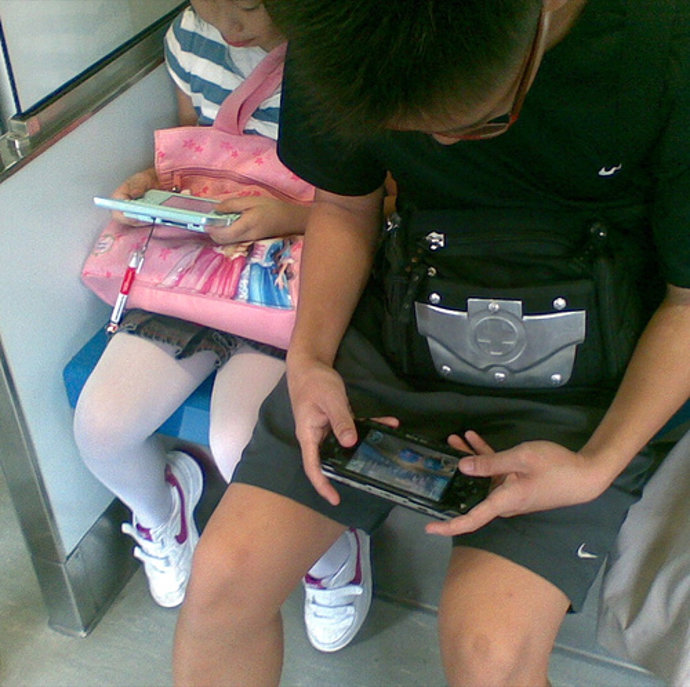 niños jugando a psp por Preetamrai CC