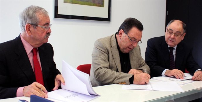 José Enrique Garrigós y Armando Sala, en la firma del convenio