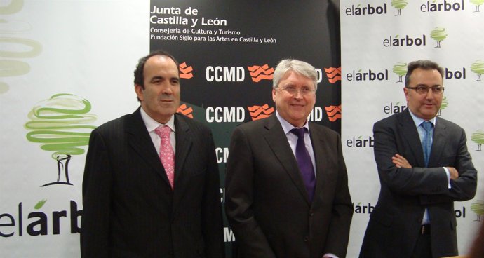 El consejero delegado de El Árbol, Juan Pascual (c), durante la presentación del