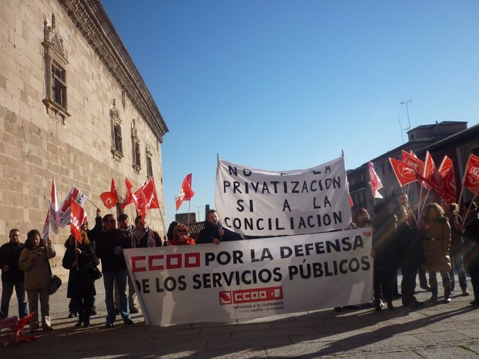 Manifestantes ante el Museo de Santa Cruz