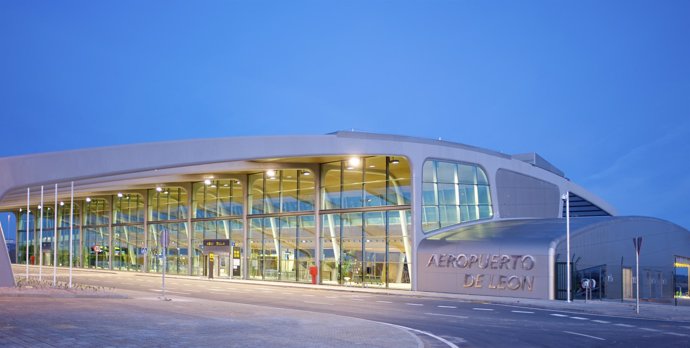 Fachada principal del Aeropuerto de León.