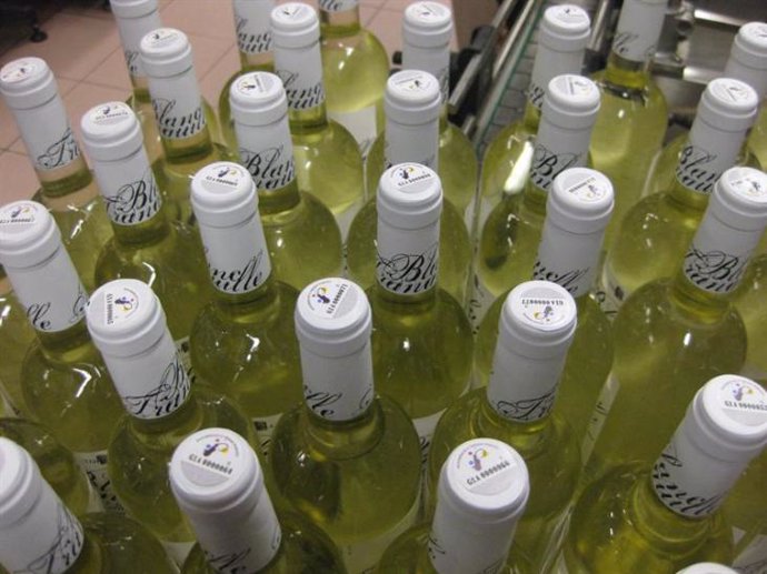 Botellas de vino blanco.