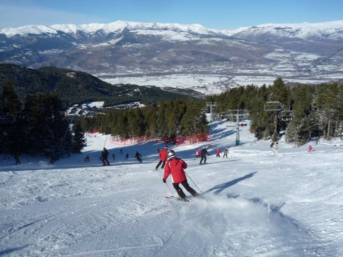 Esquiadores practicando esquí