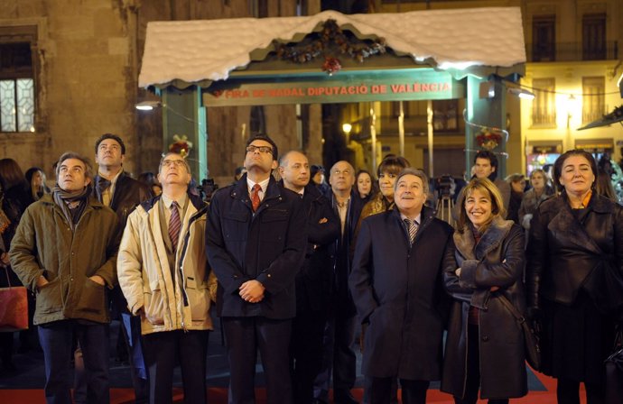 Rus y Miró presencian el encendido de la iluminación navideña de la Diputación.