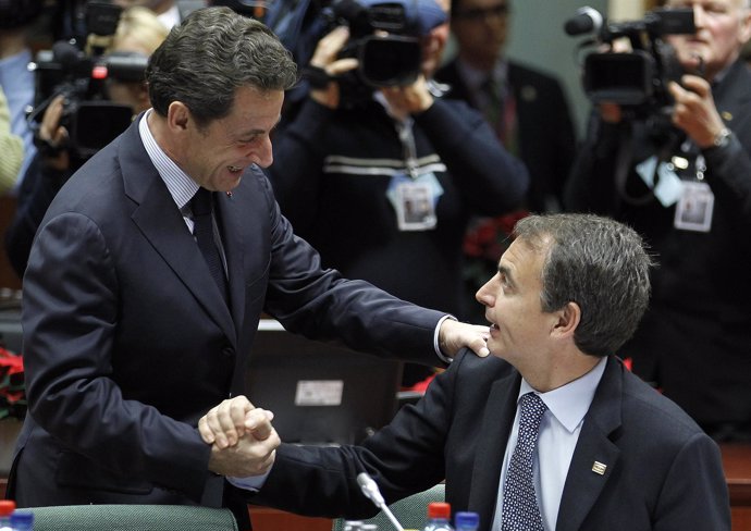Zapatero saluda a Sarkozy en Bruselas