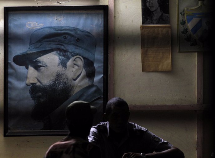Cartel de Fidel Castro en una oficina de Cuba