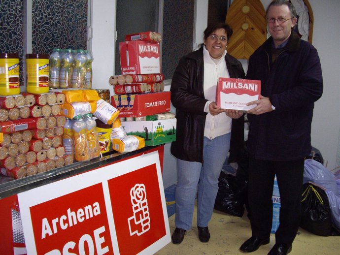 Acto de donación de comida a los más necesitados que ha tenido lugar por parte d