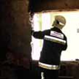 Bombero revisan infraestructura tras incendio