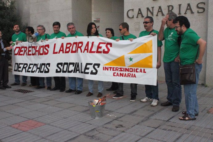 Intersindical Canaria 'quema' los presupuestos de la Comunidad Autónoma de 2011.