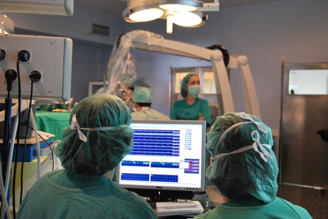 Cirujanos consultado un monitor dentro de una operación