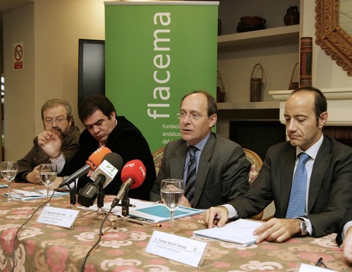 El consejero de Medio Ambiente, José Juan Díaz Trillo, y dirigentes de Flacema.