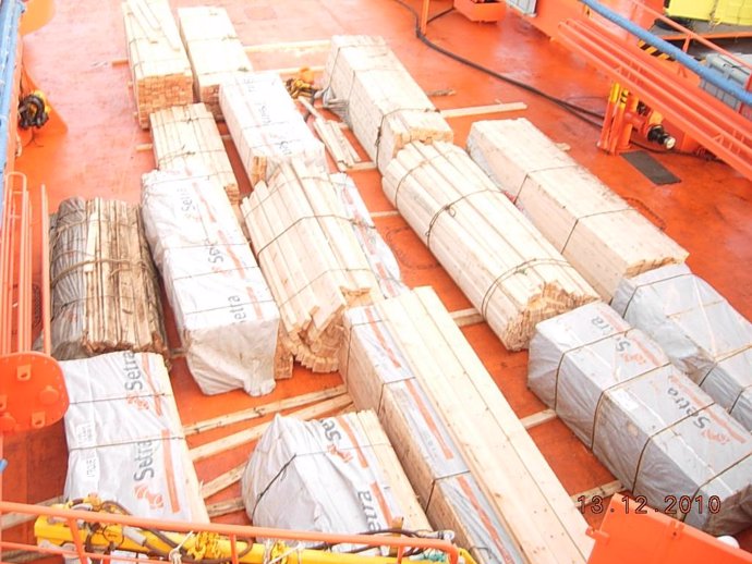 Fardos de madera del North Spirit recogidas por Salvamento Marítimo.