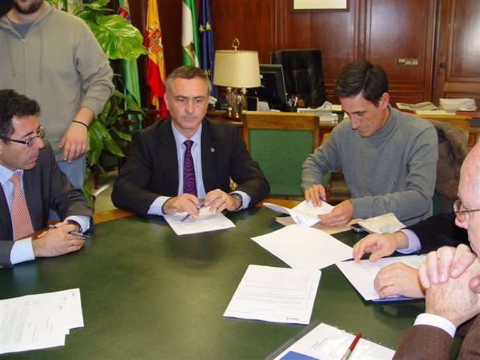 Momento de la firma del préstamo entre BBVA y Diputación