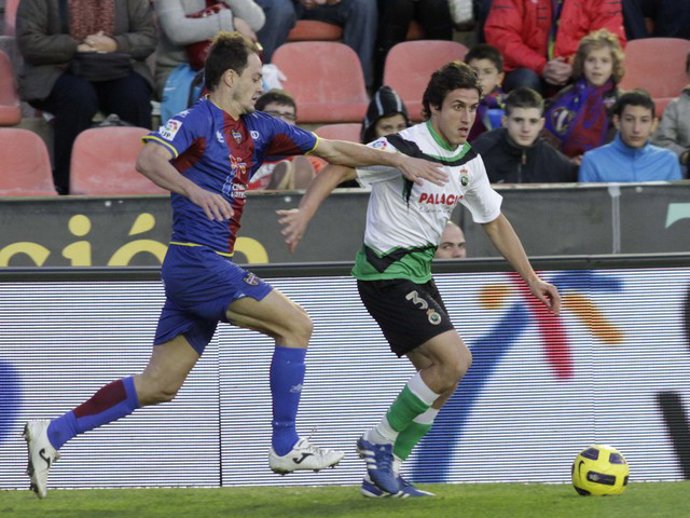 El defensa central del Levante Nano