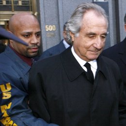 Bernand Madoff sale de declarar en Nueva York