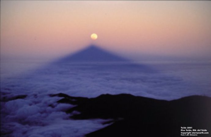La sombra del Sombra del Teide apunta a la Luna eclipsada en el atardecer del dí