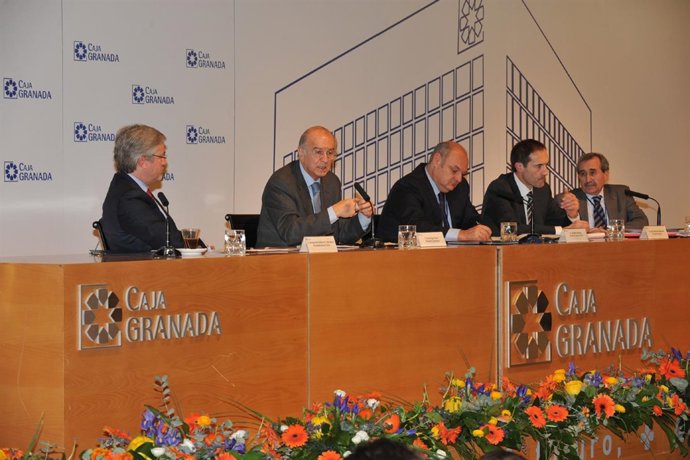 Carlos Egea acompañado del presidente de CajaGranada