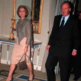 El Rey Juan Carlos y La Reina Sofía acudiendo a un evento