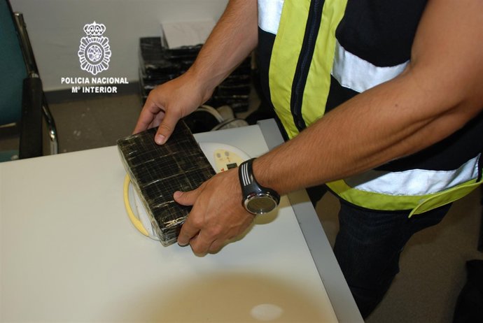 Un agente de la Policía Nacional con material incautado