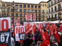 Cerca de 400 personas se concentran en Toledo en contra de los recortes sociales y del retraso de la edad de jubilación