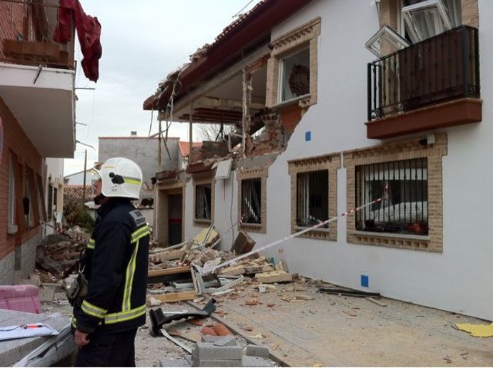 Bomberos trabajando en el lugar de los hechos