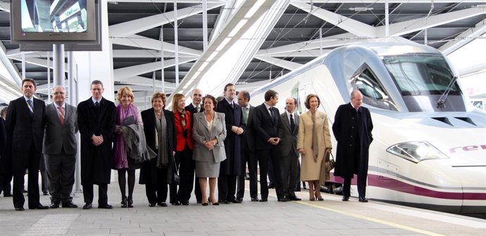 Los Reyes y Zapatero, entre otros, en la inauguración del AVE
