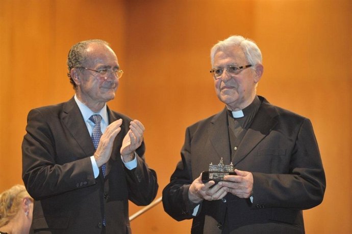 De la Torre entrega el premio al fundador de la Coral Santa María de la Victoria