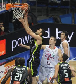 Reyes mantiene el liderato blanco