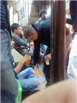 Un ejemplo de botellón en el Metro