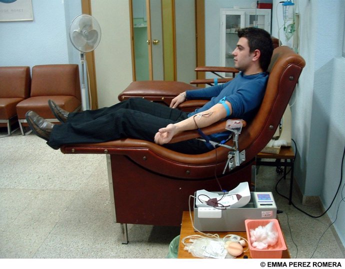 joven donando sangre  