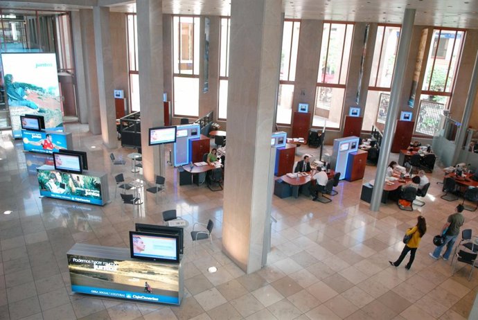 ECONOMÍA: CAJACANARIAS IMPULSA UN PLAN EDUCATIVO PARA ACERCAR LAS FINANZAS A LOS