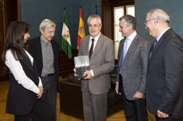 El presidente de la Junta recibe el galardón Aga Khan de Arquitectura de manos d