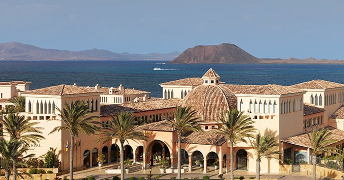 Fachada del Hotel Atlantis Bahía Real