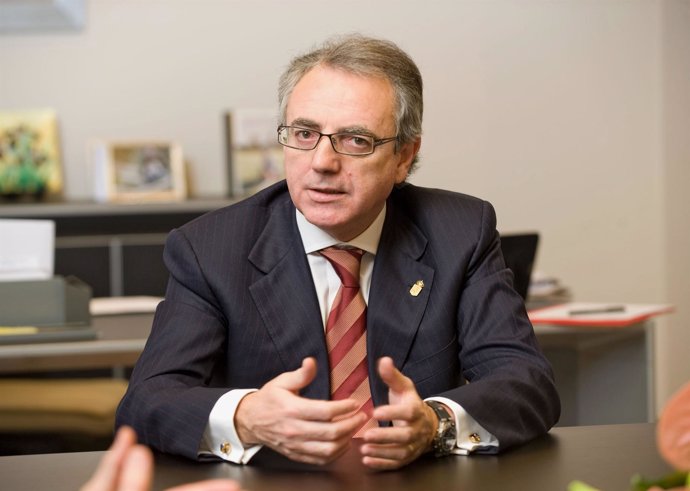 El presidente del Gobierno de Navarra, Miguel Sanz, en su despacho oficial. 