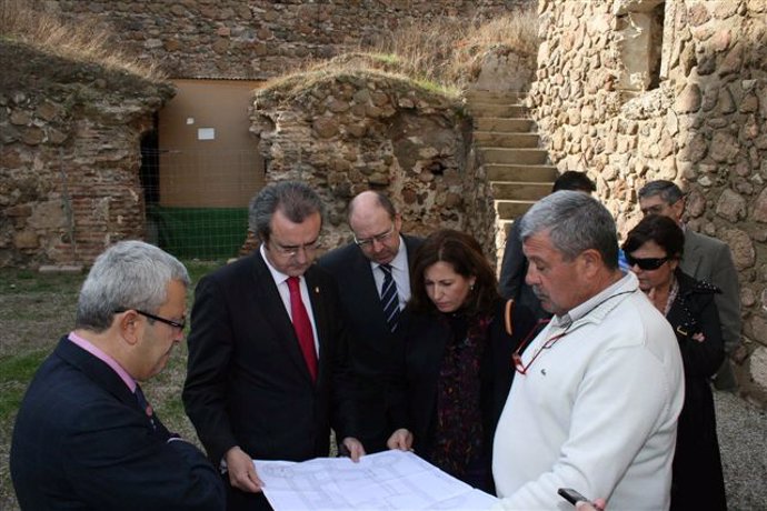 Miranda Hita observa los plano de la rehabilitación del Castillo de San Andrés