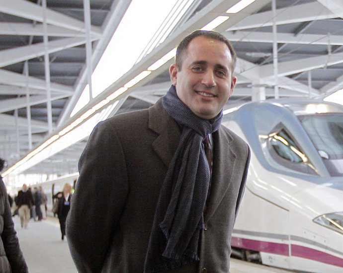 Alarte posa ante el primer AVE llegado a Valencia en viaje oficial.