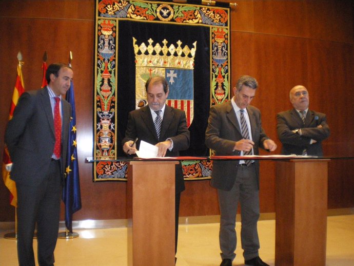 El consejero Javier Velasco durante la firma del convenio