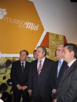 El presidente de la Diputación y el consejero de Turismo en la inauguración de l