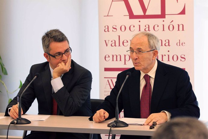 Diego Lorente y Francisco Pons durante la rueda de prensa de balance anual de AV